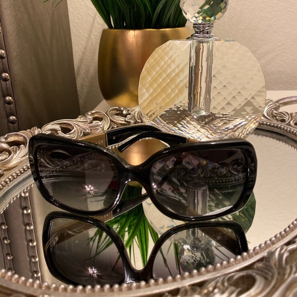 Burberry Sunglasses 😎 - Picture 4 of 5